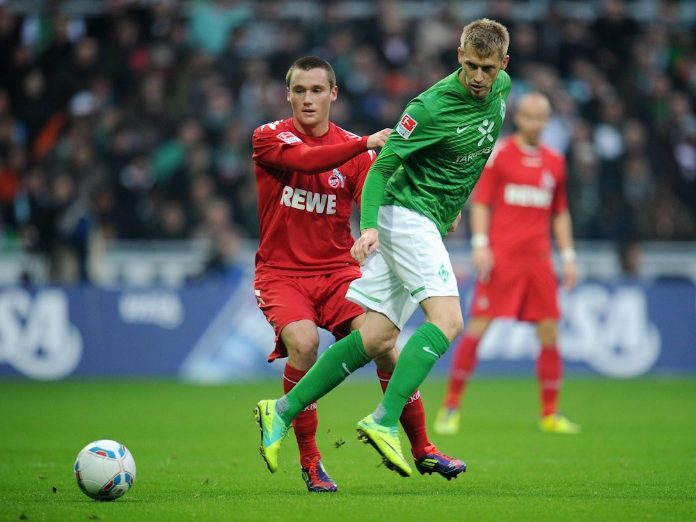Werder Bremens Aaron Hunt und Christian Clemens vom 1. FC Köln im Zweikampf