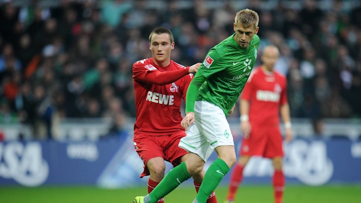 Werder Bremens Aaron Hunt und Christian Clemens vom 1. FC Köln im Zweikampf