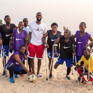 Antonio Rüdiger mit begeisterten Fans am Strand von Sierra Leone.