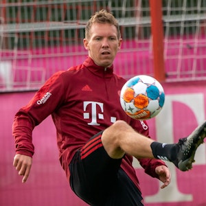 Julian Nagelsmann jongliert mit dem Ball im Training von Bayern München.