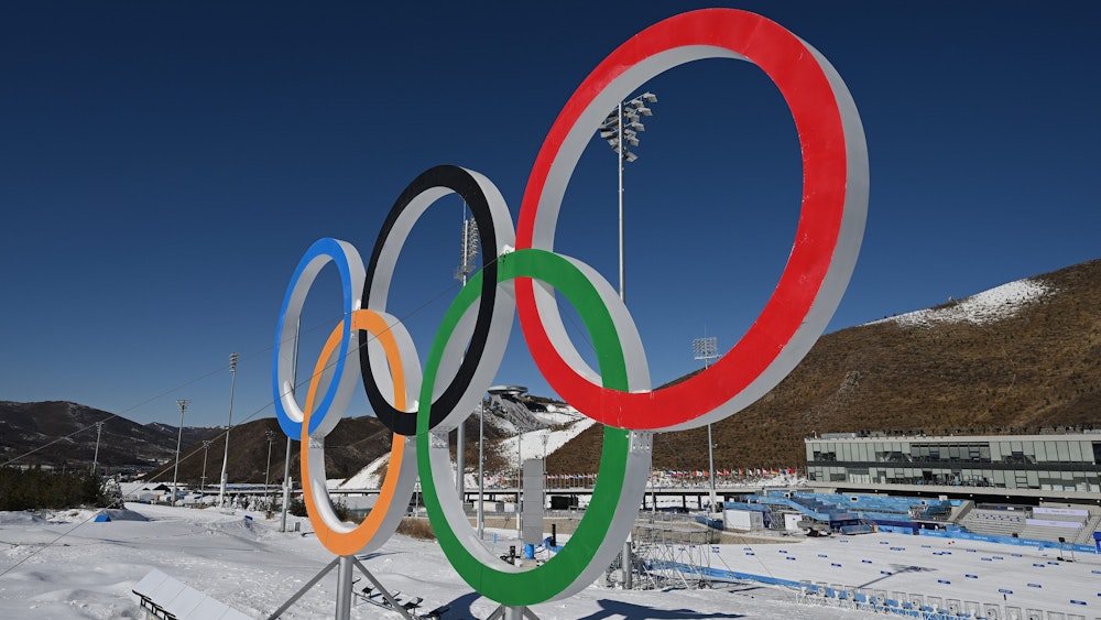 Die olympischen Ringe auf einer Wintersportanlage im chinesischen Zhangjiakou