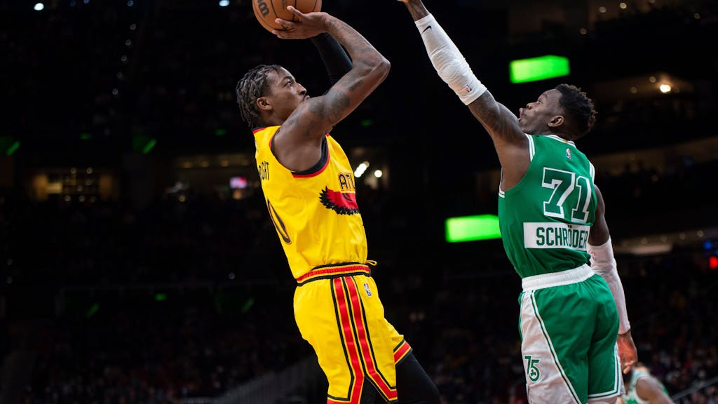 Atlanta Hawks&nbsp; Delon Wright wirft über Boston Celtics Guard Dennis Schroder hinweg.
