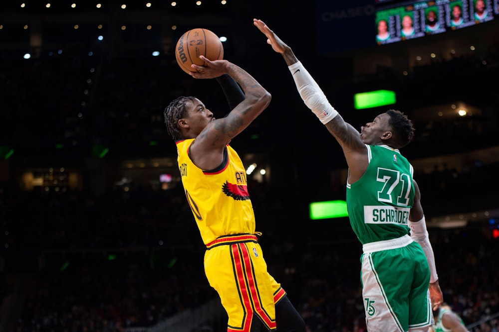 Atlanta Hawks Delon Wright wirft über Boston Celtics Guard Dennis Schroder hinweg.