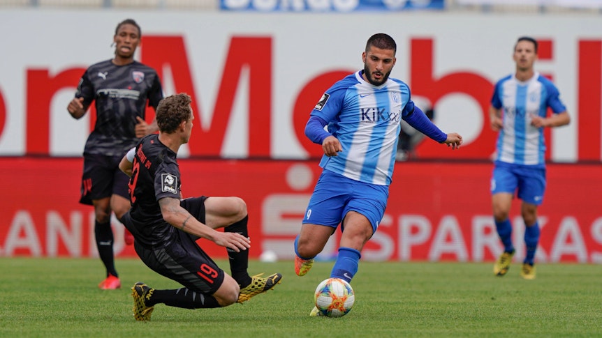 Deniz Undav gegen Marcel Gaus vom FC Ingolstadt.