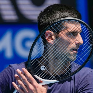 Novak Djokovic hält im Training einen Tennisschläger in der Hand.
