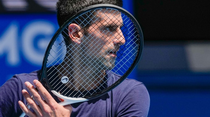 Novak Djokovic hält im Training einen Tennisschläger in der Hand.