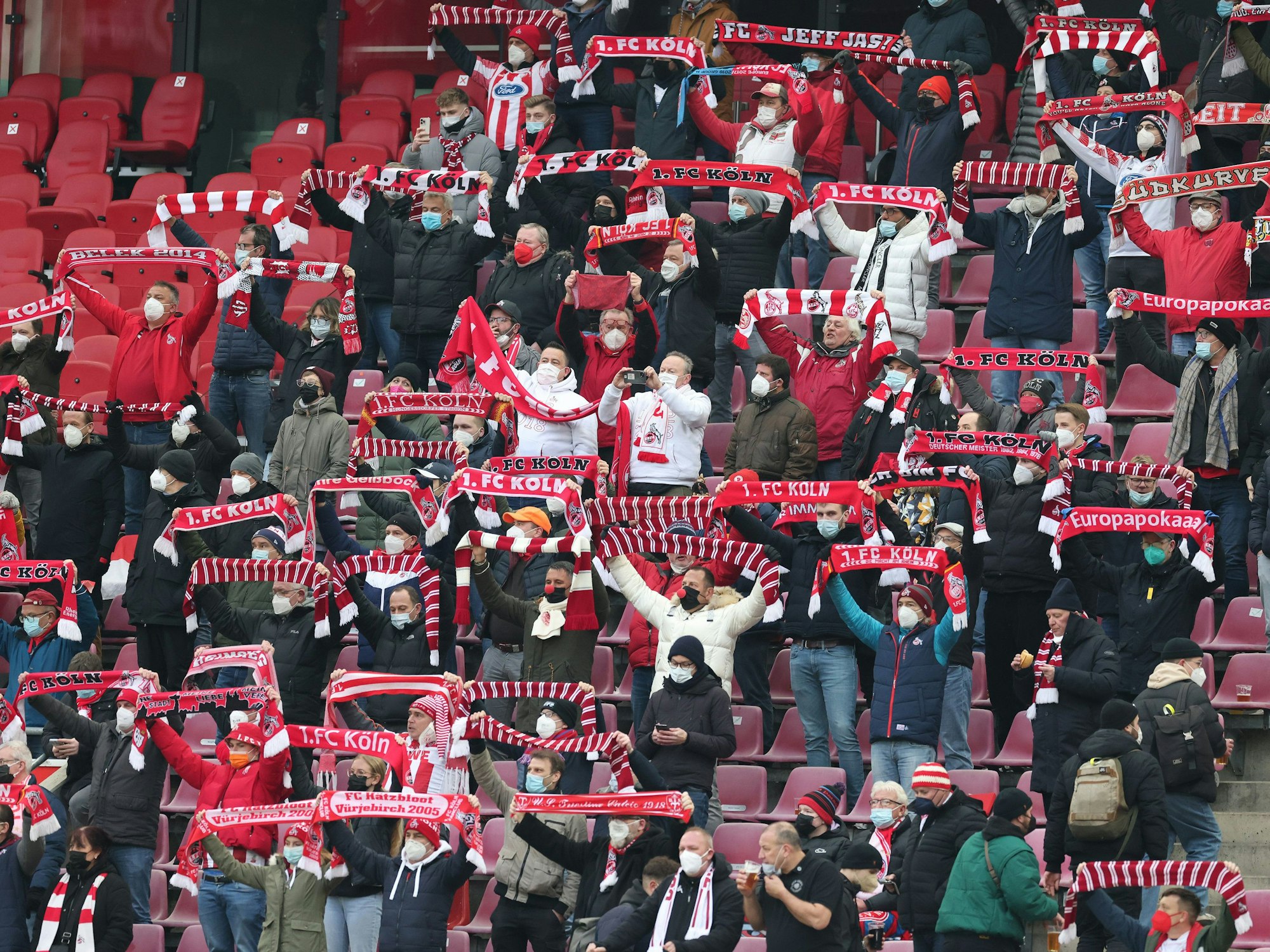 Fans des 1. FC Köln im Rhein-Energie-Stadion beim Spiel gegen FC Bayern München.