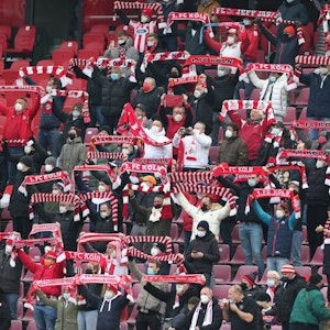 Fans des 1. FC Köln im Rhein-Energie-Stadion beim Spiel gegen FC Bayern München.