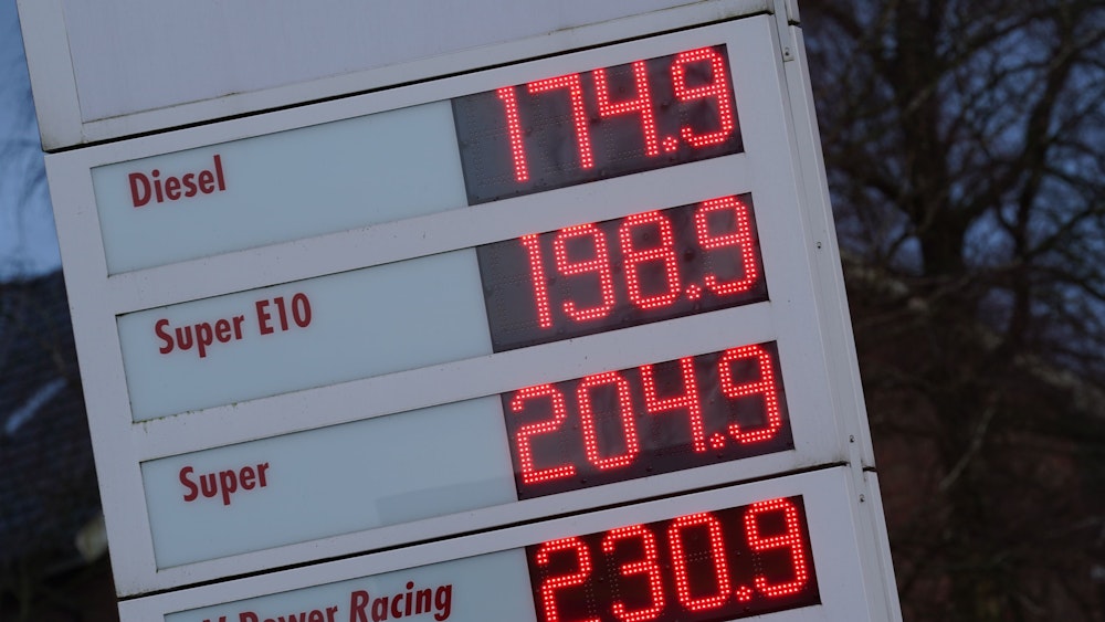 Benzinpreise werden an einer Tankstelle angezeigt. Superbenzin der Sorte E10 ist in Deutschland so teuer wie nie.