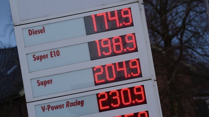 Benzinpreise werden an einer Tankstelle angezeigt. Superbenzin der Sorte E10 ist in Deutschland so teuer wie nie.