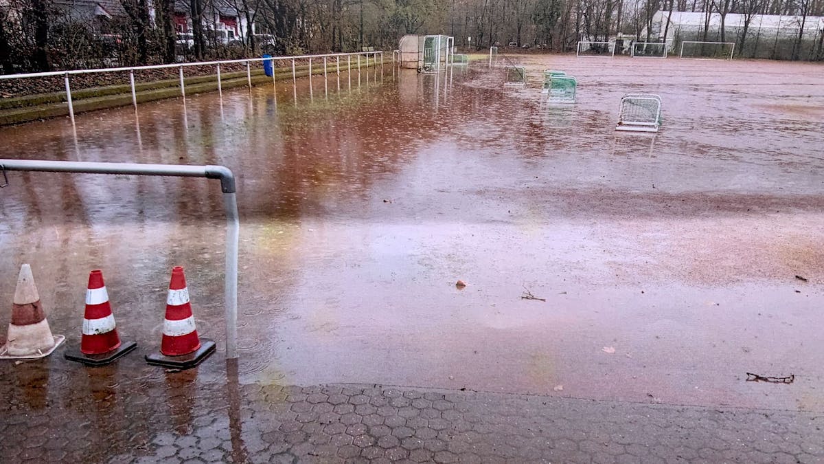 Der Aschenplatz des RSV-Rath-Heumar steht bei stärkerem Regen regelmäßig unter Wasser.