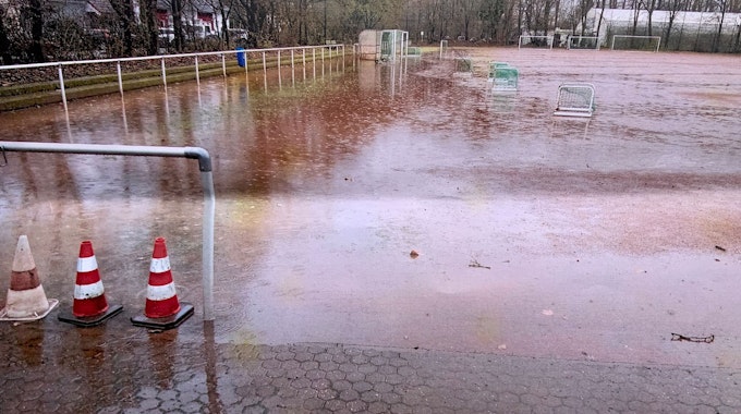 Der Aschenplatz des RSV-Rath-Heumar steht bei stärkerem Regen regelmäßig unter Wasser.