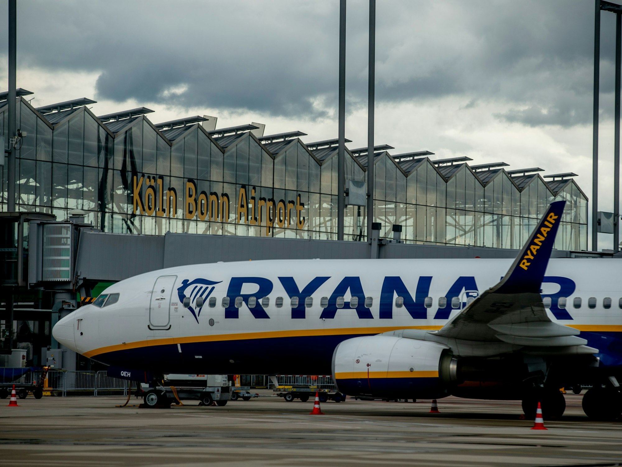 Eine Maschine der Ryanair Flotte steht vor dem Terminal  des Flughafens Köln/Bonn.
