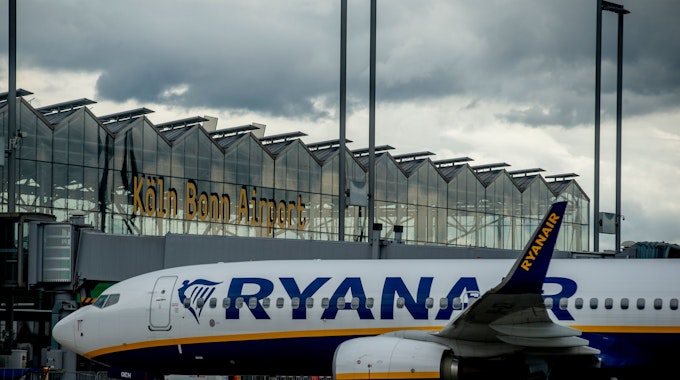 Eine Maschine der Ryanair Flotte steht vor dem Terminal des Flughafens Köln/Bonn.