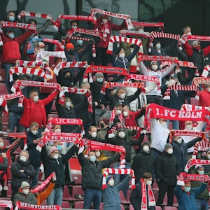 Fans sind beim Bundesliga-Spiel 1. FC Köln gegen FC Bayern München.