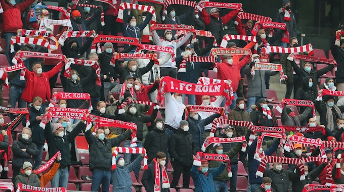 Fans sind beim Bundesliga-Spiel 1. FC Köln gegen FC Bayern München.
