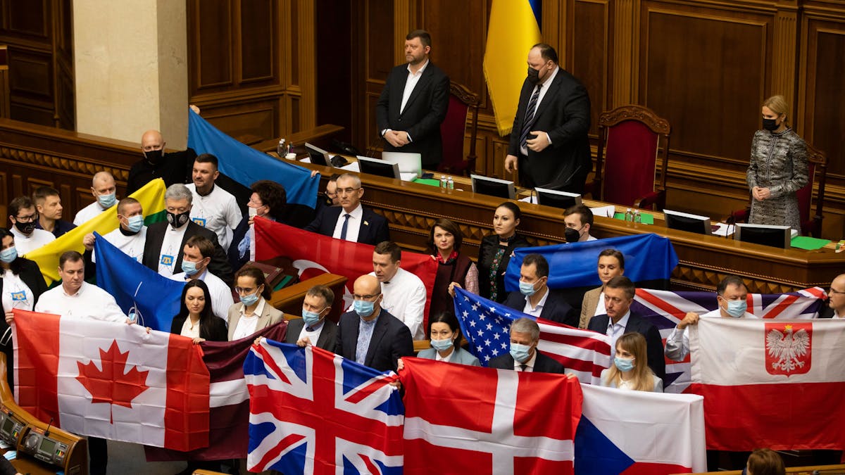 Ukrainische Abgeordnete halten am 1. Februar verschiedene Flaggen von Verbündeten hoch, die dem Land Unterstützung zusagten.
