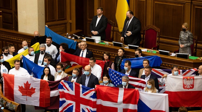 Ukrainische Abgeordnete halten am 1. Februar verschiedene Flaggen von Verbündeten hoch, die dem Land Unterstützung zusagten.