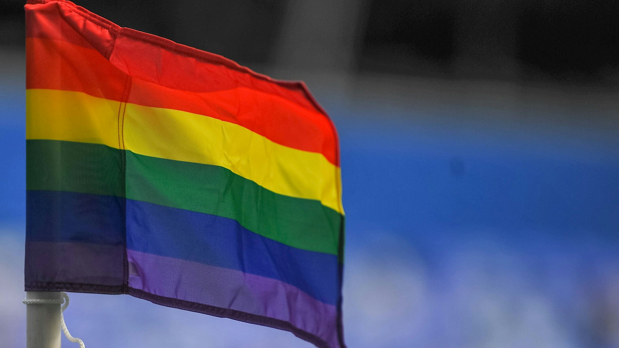 Die Regenbogenflagge, das Zeichen der LGBTQI+-Bewegung, ist zu sehen.