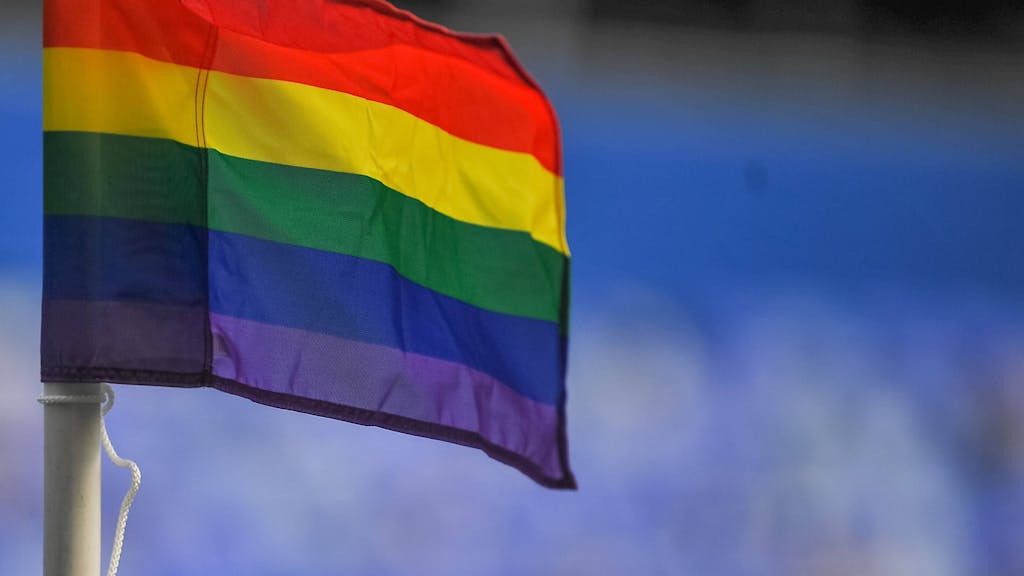 Die Regenbogenflagge, das Zeichen der LGBTQI+-Bewegung, ist zu sehen.