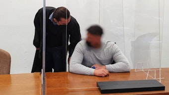 Kölner Ringe: Totschlag-Prozess nach Messerangriff. Angeklagter (22) steht vor Gericht und berät sich mit Rechtsanwalt Simon Groß.