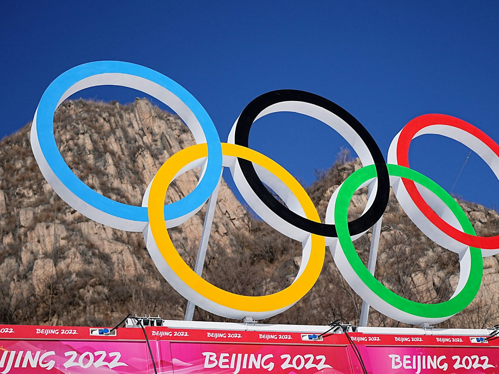 Im Zielbereich der Ski-alpin-Strecke im Nationalen Ski-Alpin-Zentrum in Yanqing, China, sind die olympischen Ringe angebracht. Foto vom 2. Februar 2022.
