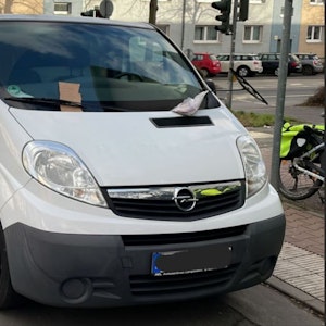 Das widerrechtlich abgestellte Fahrzeug wird auf einem Foto der Polizei Frankfurt auf Twitter gezeigt.