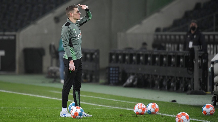 Nationalspieler Matthias Ginter von Borussia Mönchengladbach, hier zu sehen am 22. Januar 2022 im Borussia-Park. Ginter schaut Richtung Tribüne.