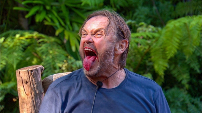 Peter Althof verzieht im Dschungelcamp 2022 das Gesicht und streckt die Zunge heraus.