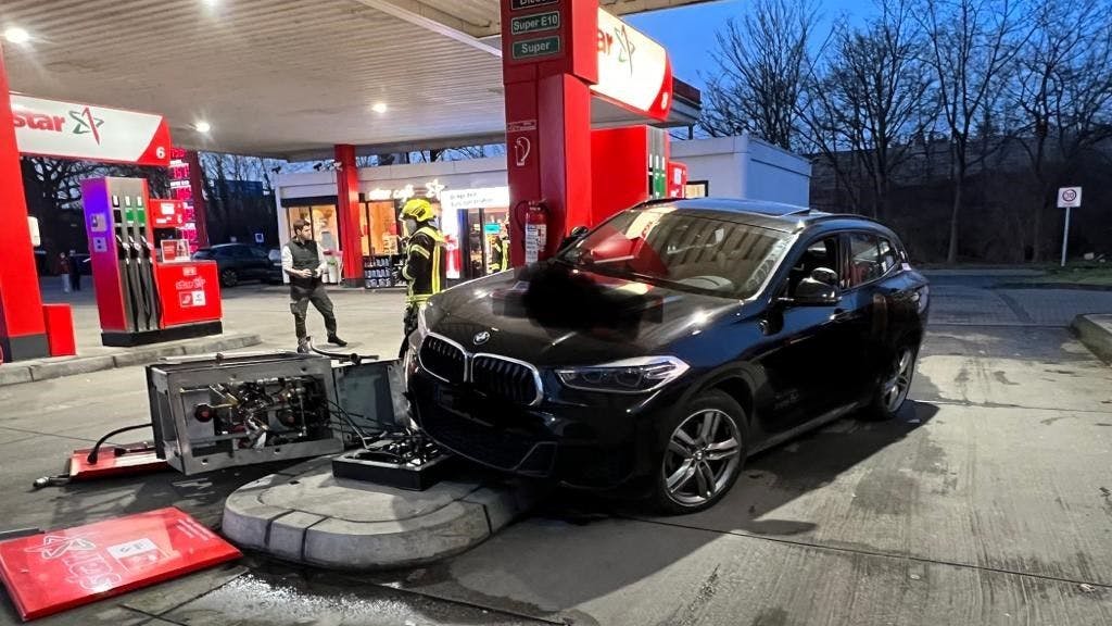 BMW nach Unfall mit Zapfsäule in Gelsenkirchen. 