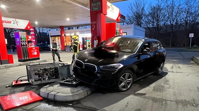 BMW nach Unfall mit Zapfsäule in Gelsenkirchen.