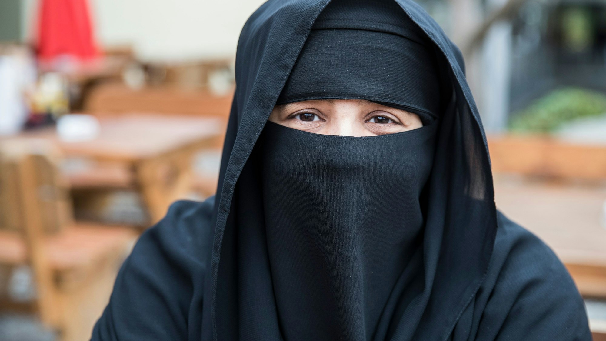 Eine junge Afghanin wird zum Pornostar. Das Symbolbild zeigt eine Frau unter einer Burka. Es wurde am 9. Oktober 2016 aufgenommen.