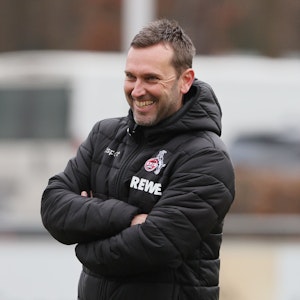 Co-Trainer André Pawlak, hier am 2. Februar 2022 beim Training, bereitet die Mannschaft auf das Spiel gegen den SC Freiburg vor.