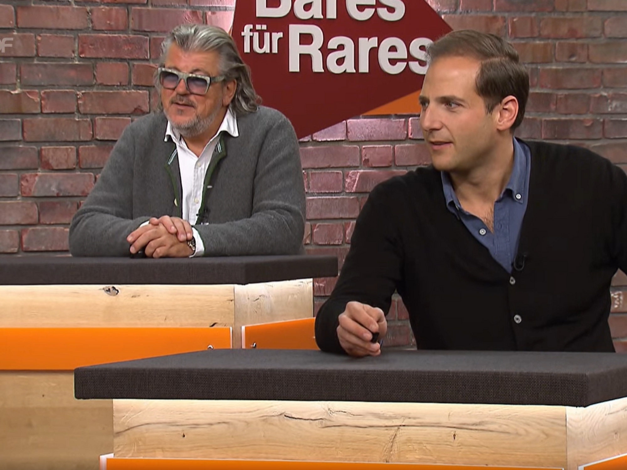 Der Screenshot zeigt die „Bares für Rares“-Händler Julian Schmitz-Avila und Roman Runkel in der Ausgabe der ZDF-Show vom 3. Februar 2022.