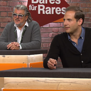 Der Screenshot zeigt die „Bares für Rares“-Händler Julian Schmitz-Avila und Roman Runkel in der Ausgabe der ZDF-Show vom 3. Februar 2022.