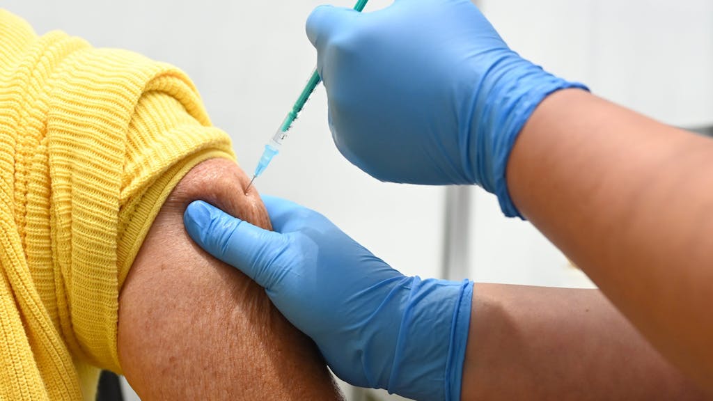 Die Stiko hat am Donnerstag, 3. Februar 2022, eine zweite Auffrischimpfung gegen das Coronavirus empfohlen. Das Symbolfoto zeigt eine Mitarbeiterin vom Impfzentrum am Robert-Bosch-Krankenhaus, die am 1. September 2021 eine Impfung verabreicht.