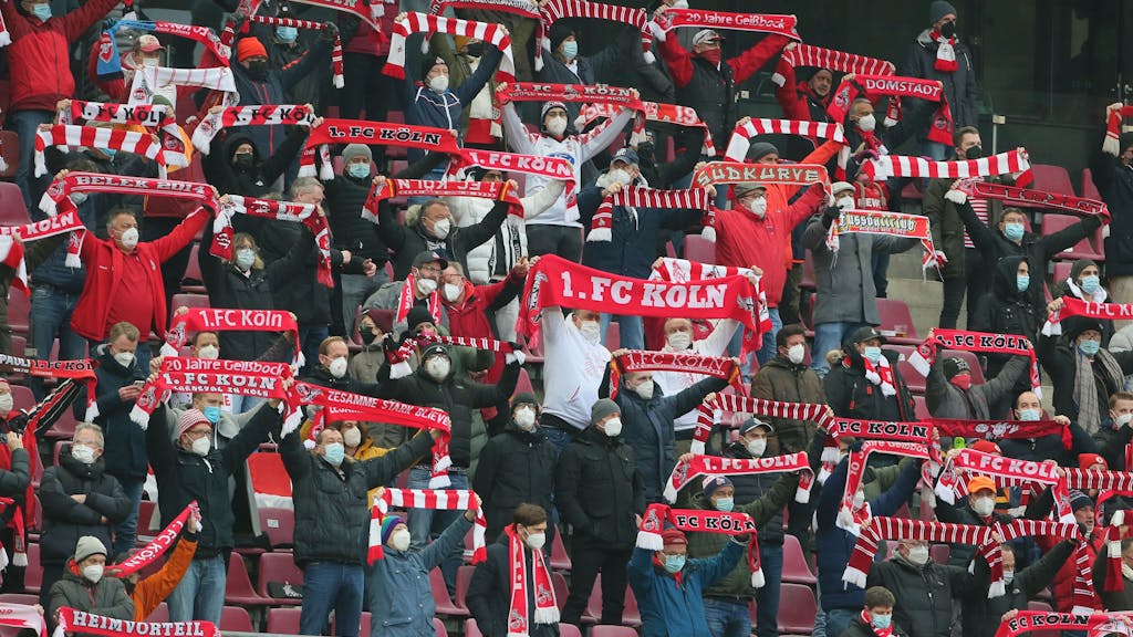 Die Fans des 1. FC Köln, hier beim Heimspiel gegen den FC Bayern am 15. Januar 2022, sorgen gegen Freiburg wieder für eine größere Kulisse.







