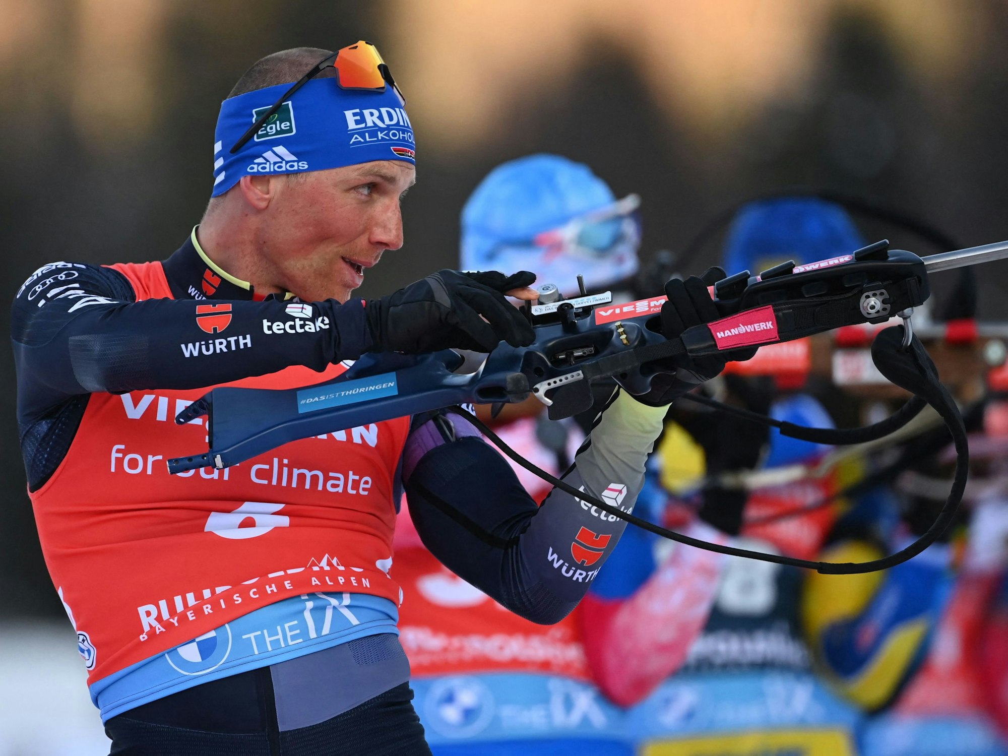 Erik Lesser setzt beim Biathlon sein Gewehr an.