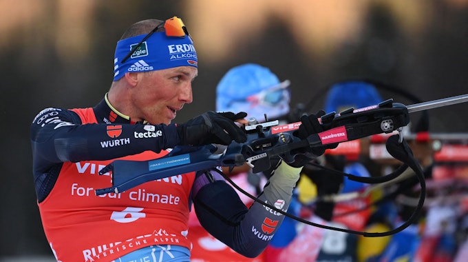 Erik Lesser setzt beim Biathlon sein Gewehr an.