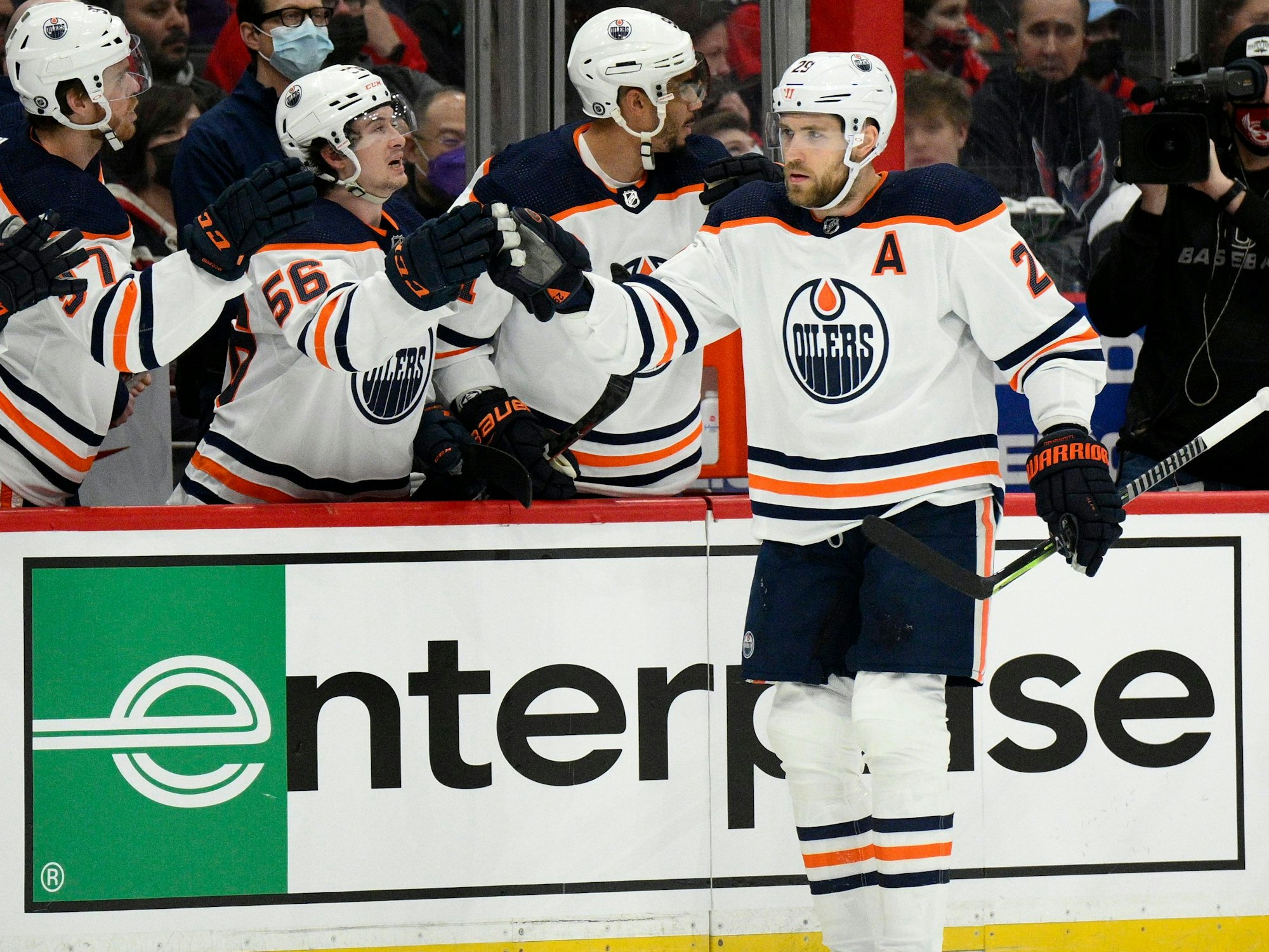 Edmonton Oilers-Center Leon Draisaitl  wird von Mannschaftskameraden zu seinem Tor beglückwünscht.