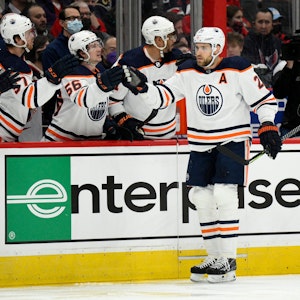 Edmonton Oilers-Center Leon Draisaitl wird von Mannschaftskameraden zu seinem Tor beglückwünscht.