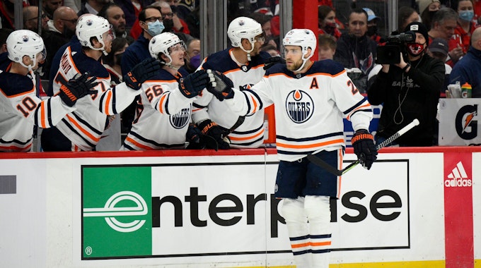 Edmonton Oilers-Center Leon Draisaitl wird von Mannschaftskameraden zu seinem Tor beglückwünscht.
