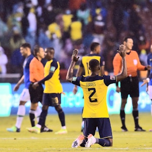 WM-Qualifikation: Ecuadors Felix Torres kniet nach dem Ende des Spiels gegen Brasilien nieder und feiert. Foto vom 27. Januar 2022.