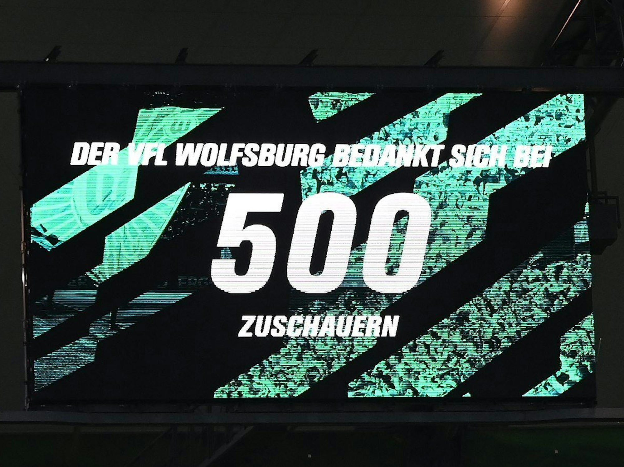 Die Zuschaueranzeige des VfL Wolfsburg zählt gegen Hertha BSC 500 Fans.