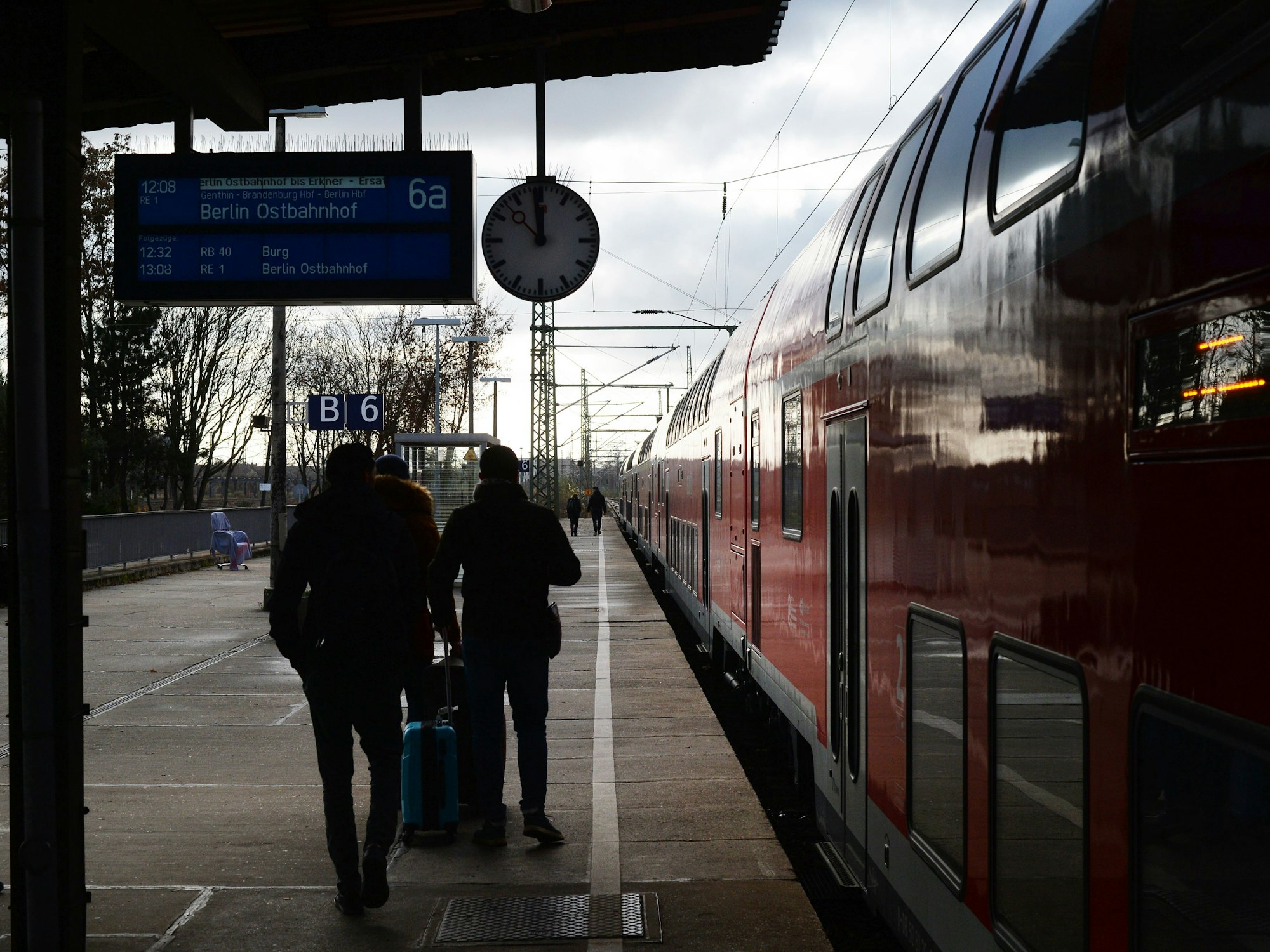 Reisende steigen am Hauptbahnhof in Magdeburg in einen Zug.