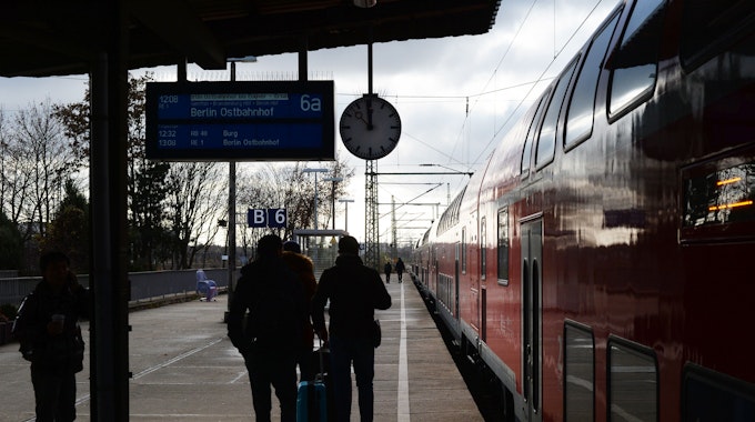 Reisende steigen am Hauptbahnhof in Magdeburg in einen Zug.