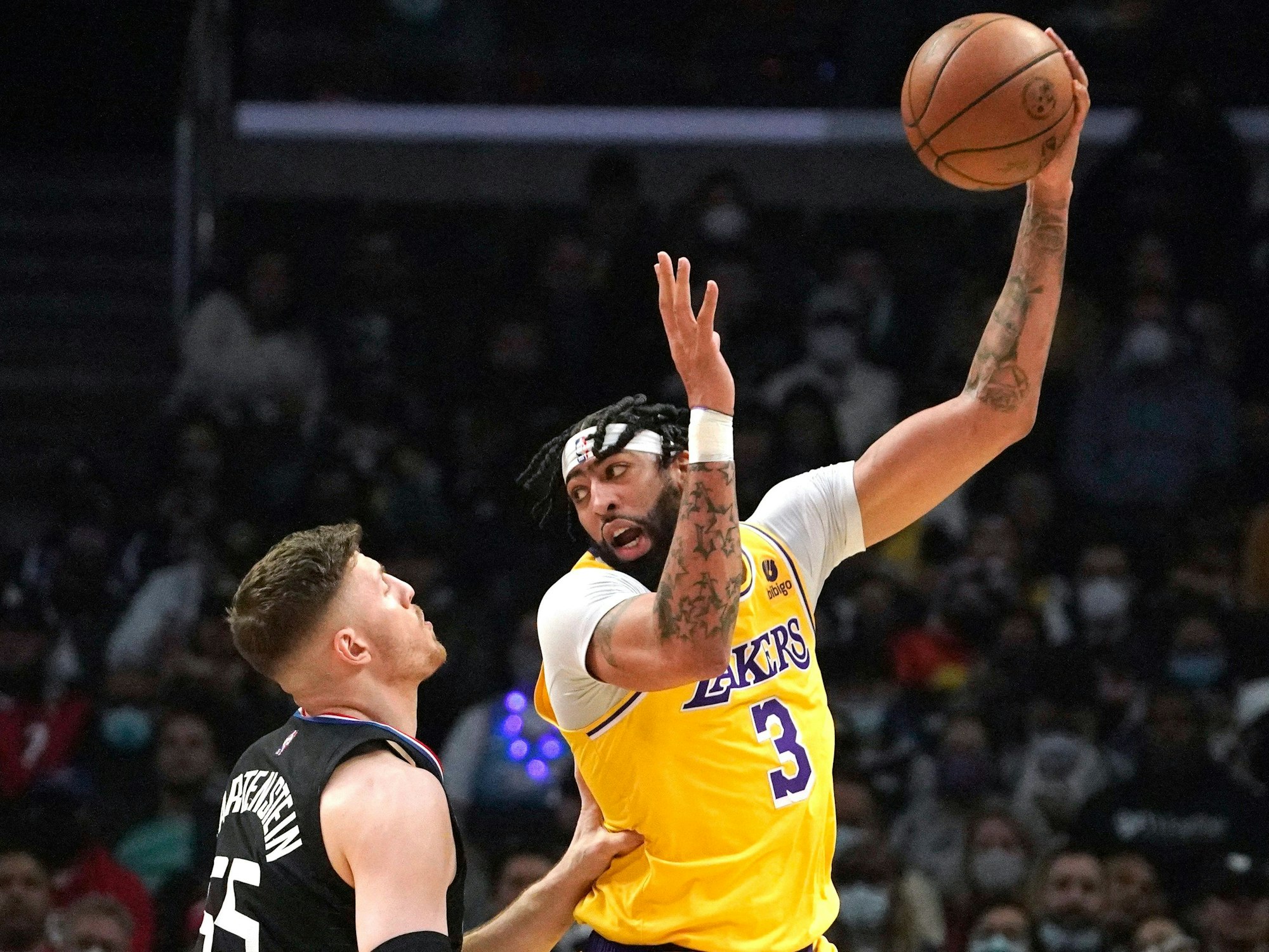 Clippers-Big Isaiah Hartenstein im Zweikampf mit Lakers-Star Anthony Davis.
