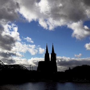 Das Dom-Panorama in Köln mit der Hohenzollernbrücke.