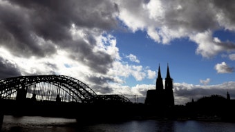 Das Dom-Panorama in Köln mit der Hohenzollernbrücke.
