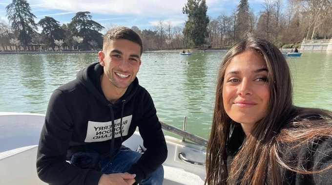 Der spanische Nationalstürmer Ferran Torres teilt bei Instagram das erste gemeinsame Bild mit Freundin Sira Martínez,